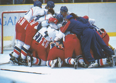 Hromada hráčů 98-99 OFS Cards Insert Momentky OH 1998 #2